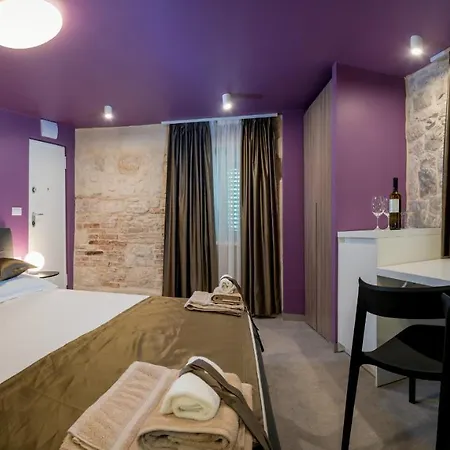 Apartment Annie's Stone & Split