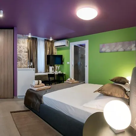 Annie's Stone & Apartment *