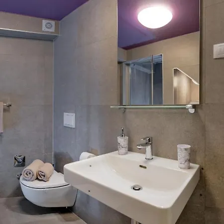 Annie's Stone & Apartment *