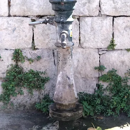 Apartment Annie's Stone & *