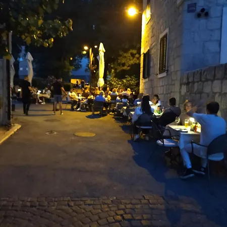 Apartment Annie's Stone & Split