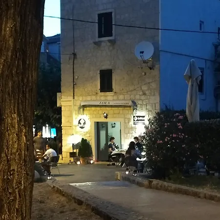 Apartment Annie's Stone & Split